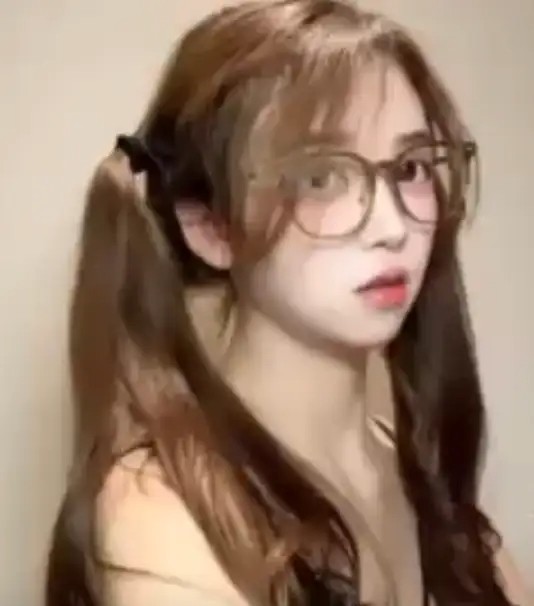你的双马尾眼镜妹女友